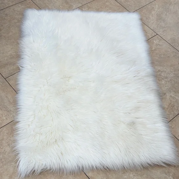 Fluffy White Faux Fur Rug 29” x 42” (74cm x 107 cm) - Picture 1 of 4